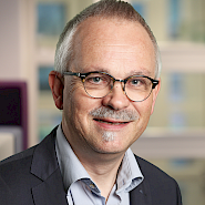 “Je ziet er goed uit” en “Gaat het al wat beter?”  – zeggen ze en vragen ze. Maar ze zien het niet.